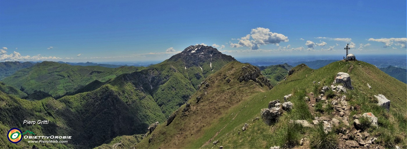 62 A dx Croce di vetta del Due Mani con ll Bivacco Locatelli (1656 m)  a sx il Resegone.jpg